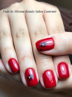 Nails by Miruna — roșu cu flori